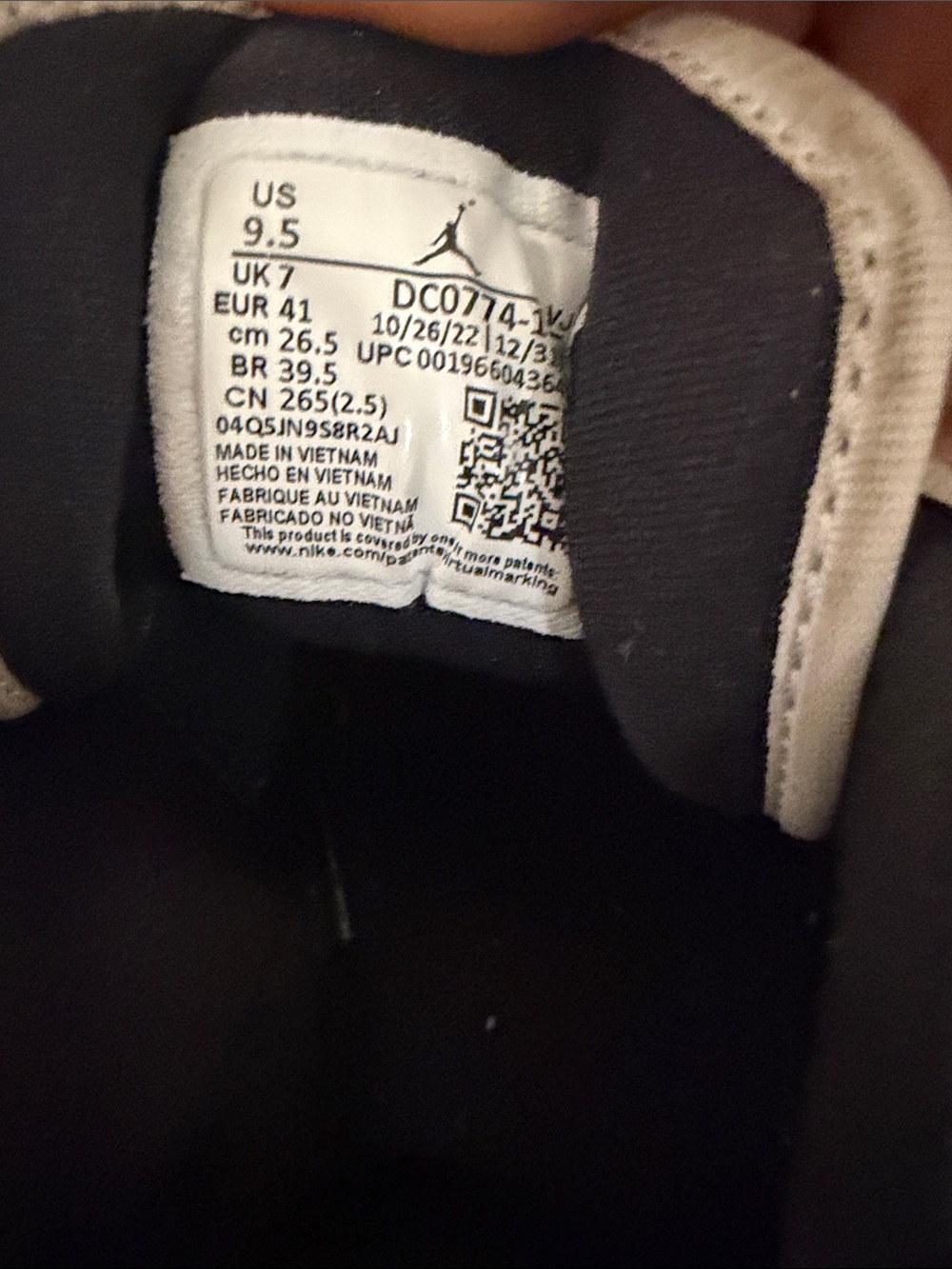 Nike Low-Top Sneakers — Black and White - Picture 3 of 4